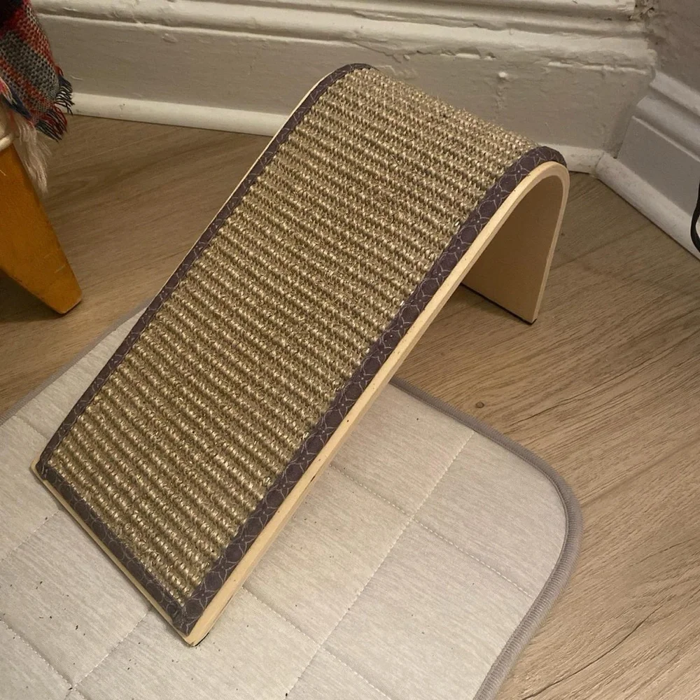Curved Cat Scratching Ramp - Picture 1 of 4